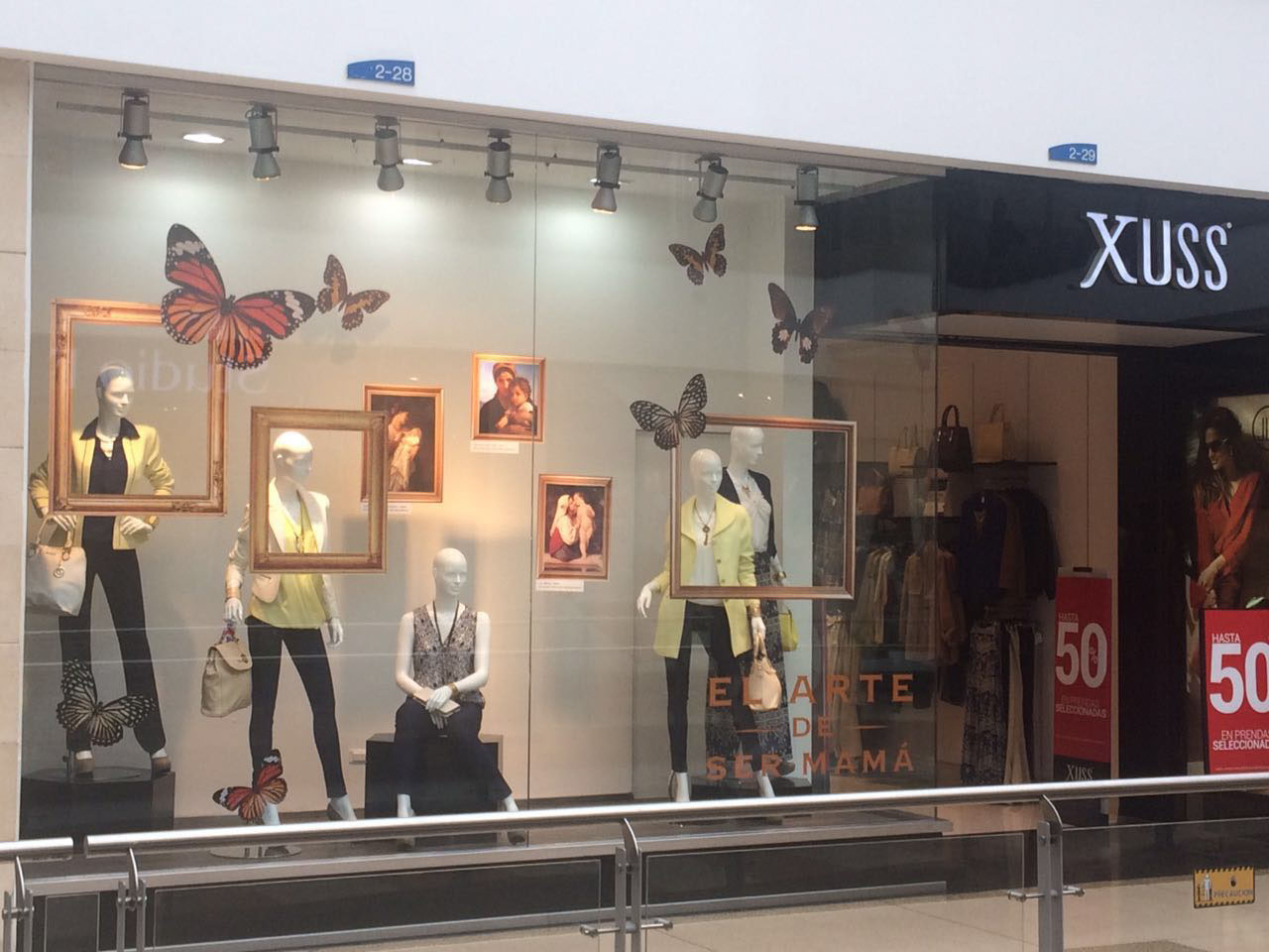 服装橱窗实景图