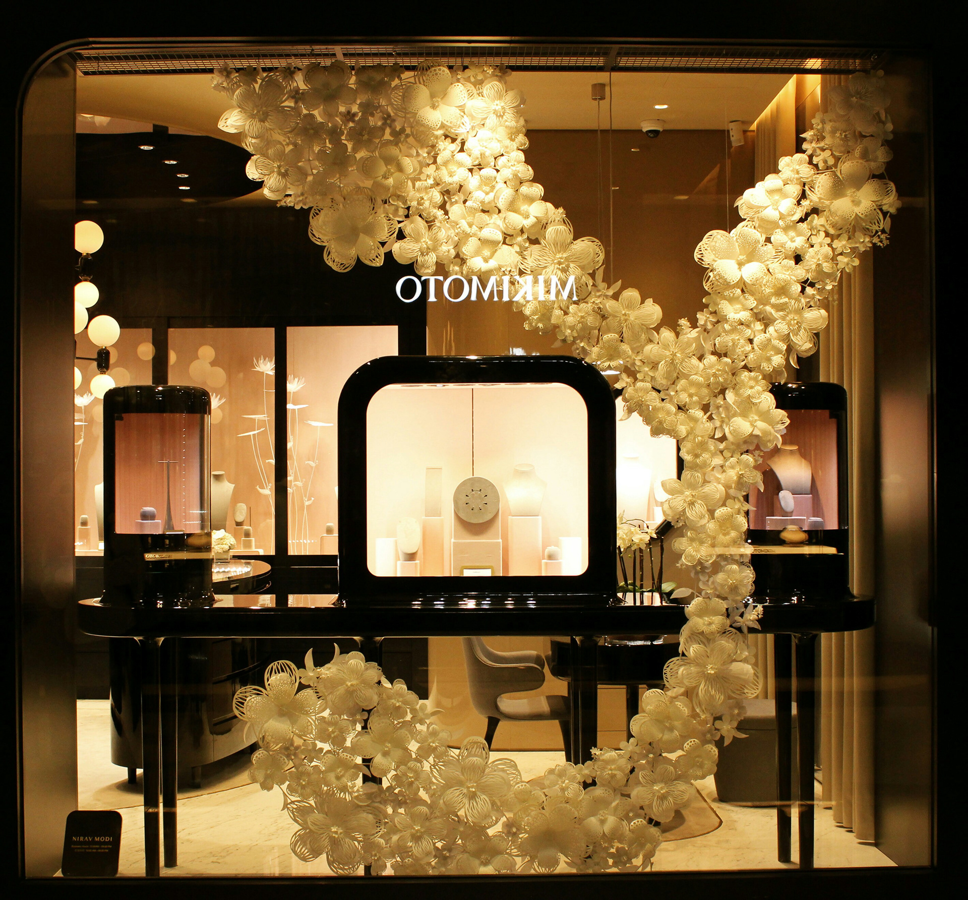 香港品牌奢饰品店定做珠宝展柜设计制作案例效果图